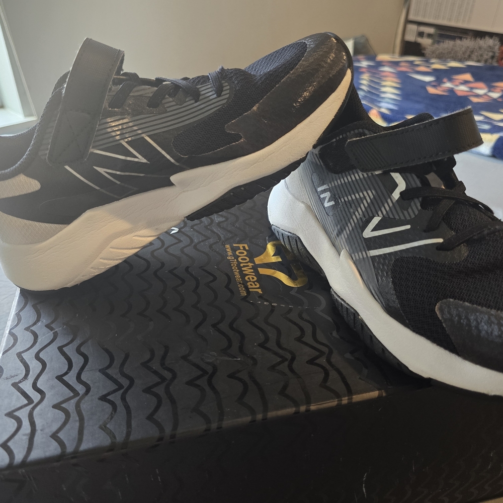 Size 5 WIDE Big Kids - New Balance Rave Run v2 Bungee Lace with Top Strap Black